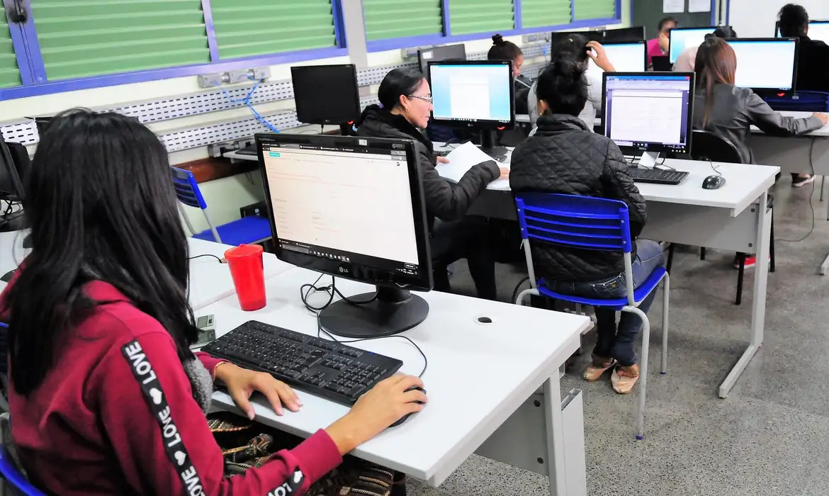 Brasil supera 100 mil escolas públicas com internet gratuita
