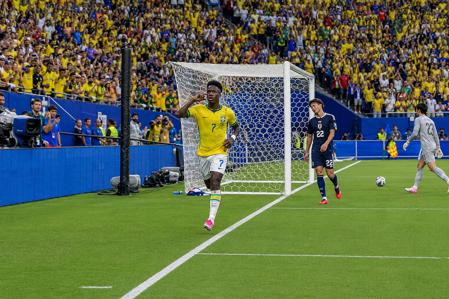 Brasil vence a Escócia com show de Vini Jr. e avança em 1º na Copa do Mundo