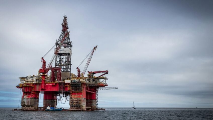 Brent cai abaixo de US$ 90 após pausa em ataques entre EUA e Irã