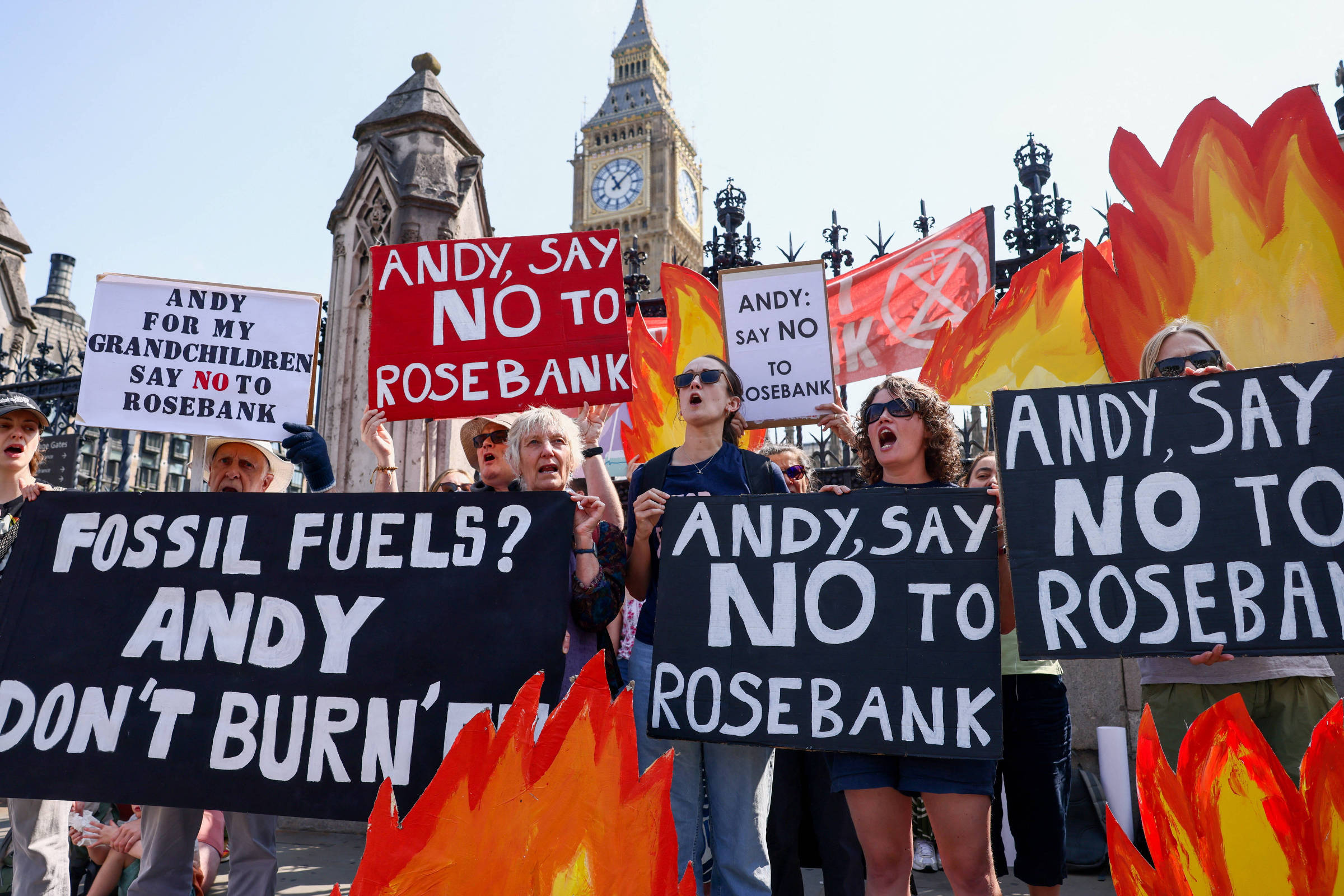 Andy Burnham assume o comando do Reino Unido em meio à crise política