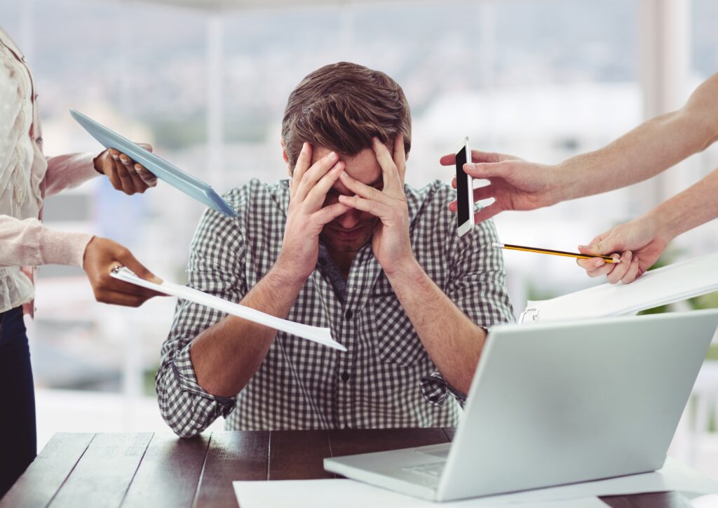 Burnout muda regras trabalhistas no Brasil; riscos psicossociais são incluídos na NR-1