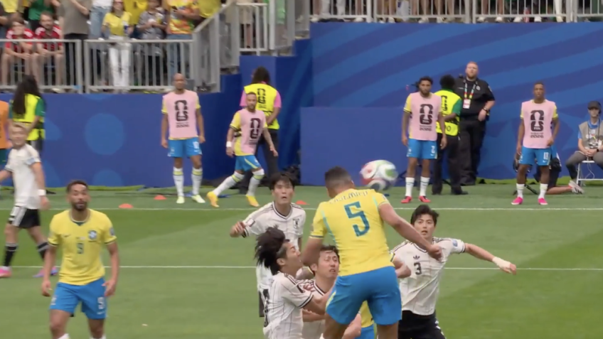 Estudos indicam que cabeceios no futebol podem elevar risco de trauma craniano
