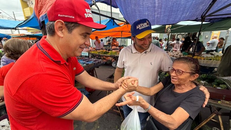 Cadu Xavier visita feira livre de Caicó durante agenda no Seridó