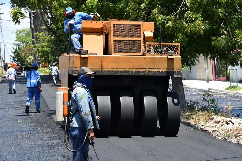 Caern recompõe asfalto na Avenida Erivan França, em Ponta Negra, nesta quarta-feira
