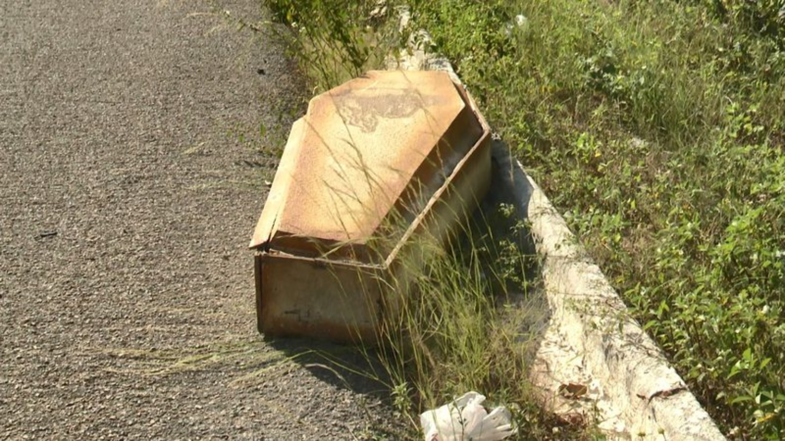 Caixão abandonado às margens da BR-304 causa espanto em Mossoró