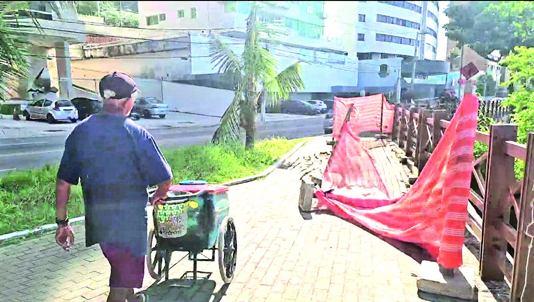 Interdição no calçadão da Praia de Areia Preta persiste um mês após danos