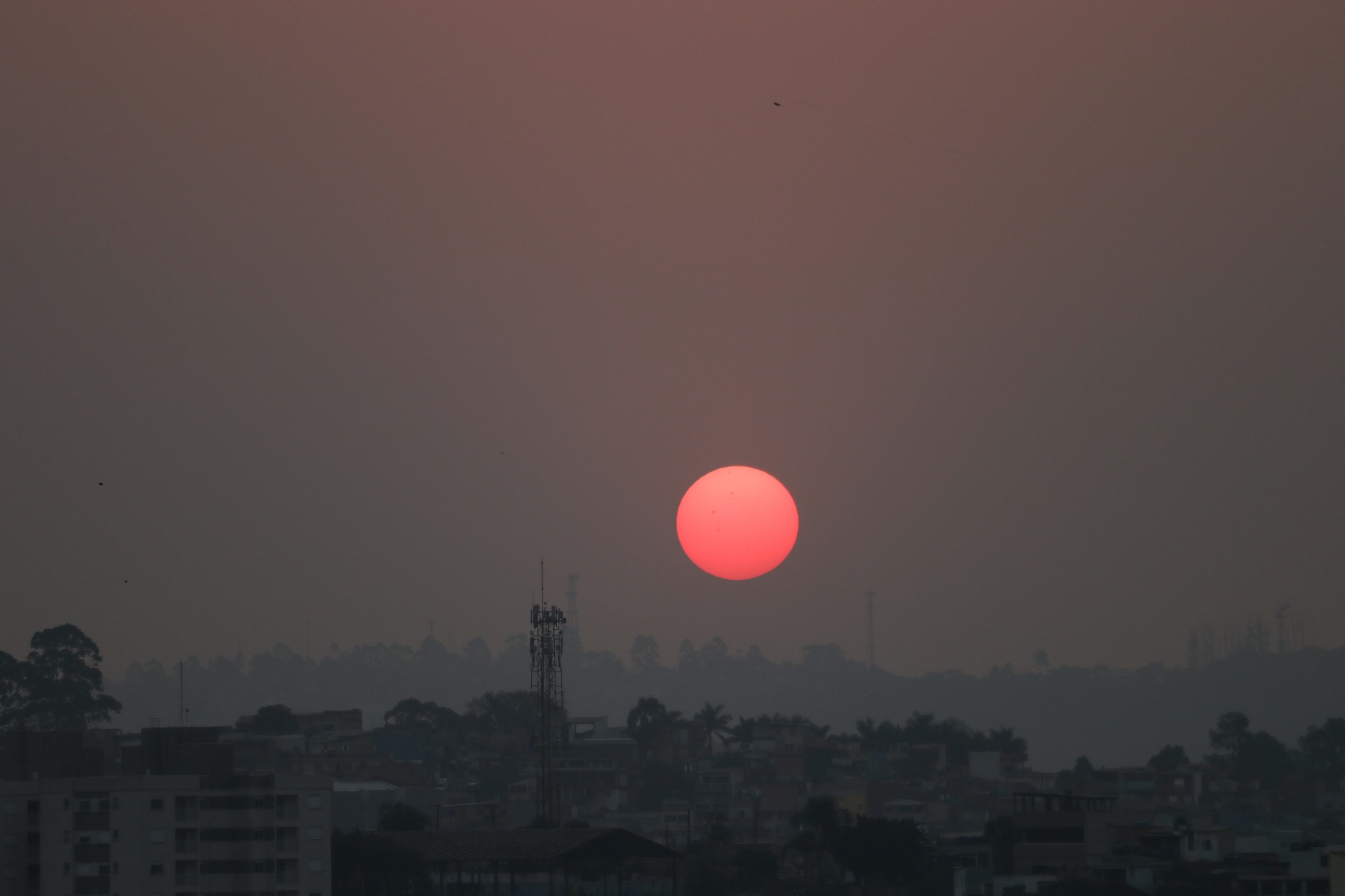 Calor extremo e baixa umidade atingem diversas regiões do Brasil