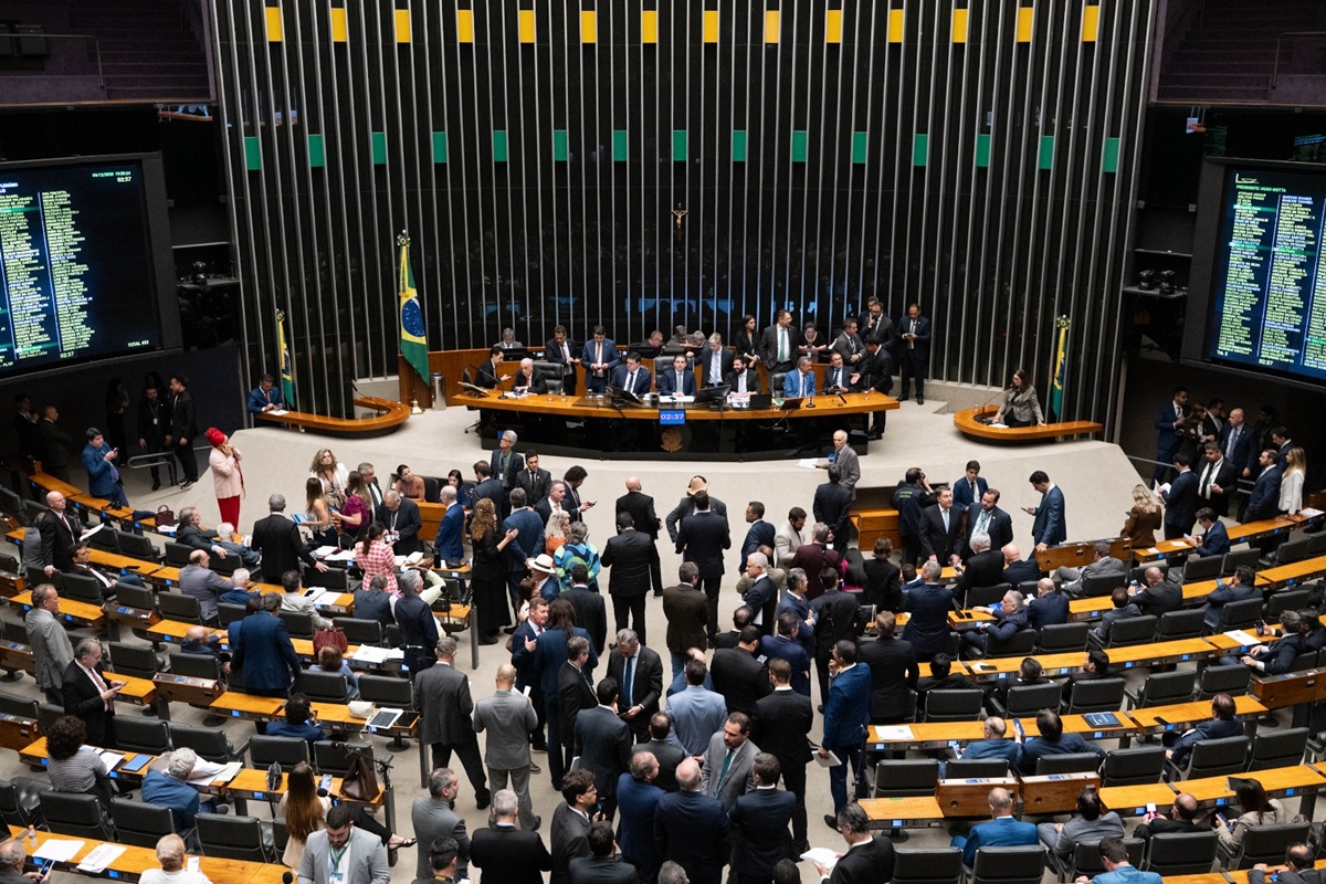 Câmara aprova proibição de sigilo em gastos com viagens de autoridades