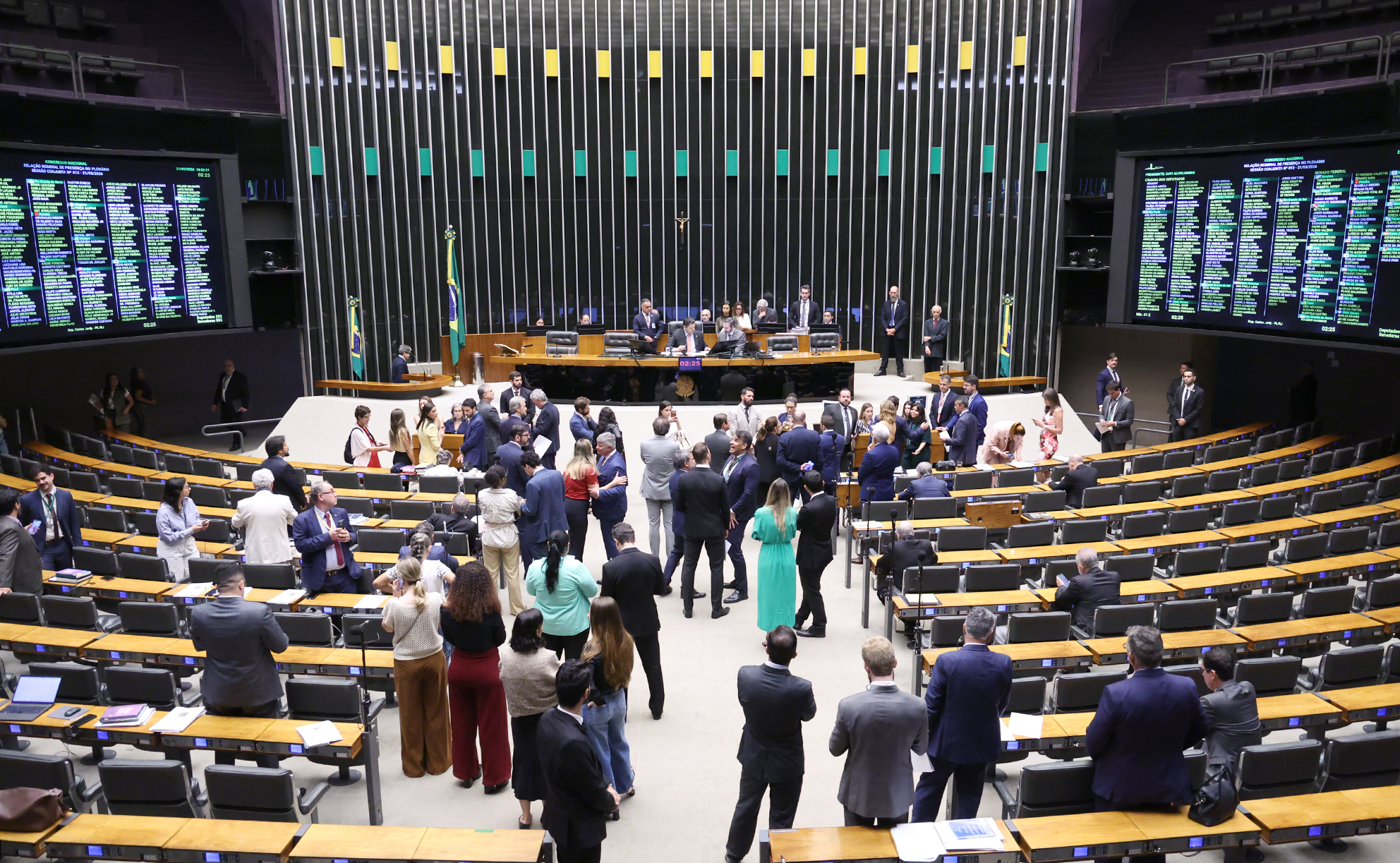 Câmara aprova projeto que autoriza disparo em massa de mensagens nas eleições e flexibiliza fiscalização de contas partidárias
