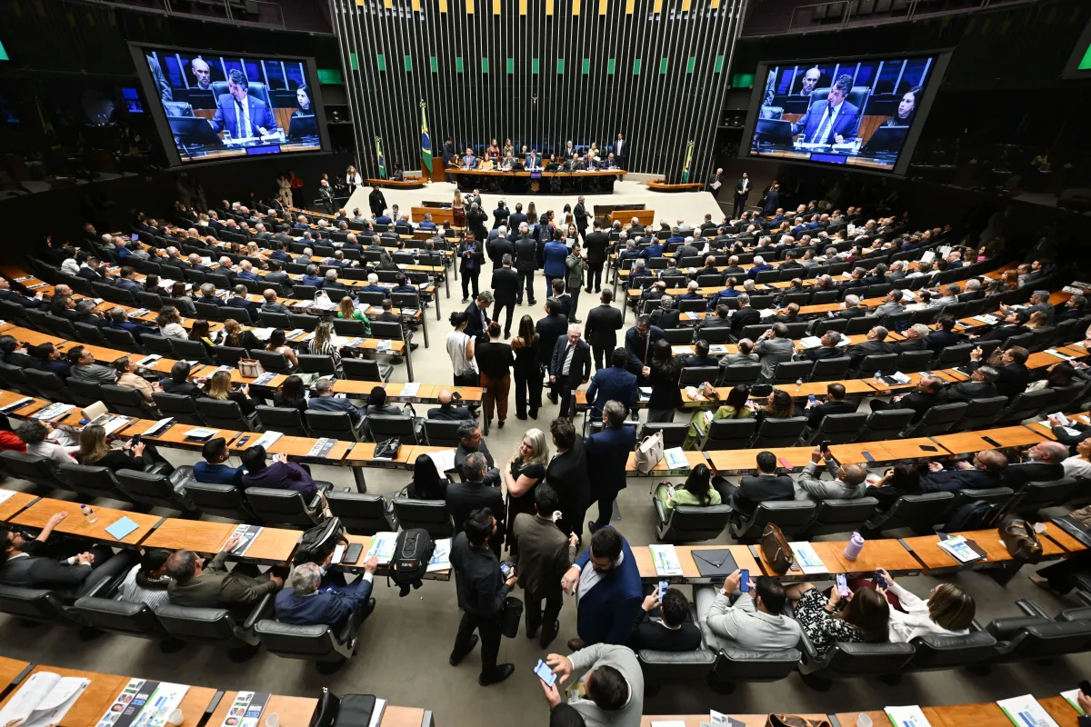 Câmara aprova regras para aposentadoria compulsória de empregados públicos aos 75 anos
