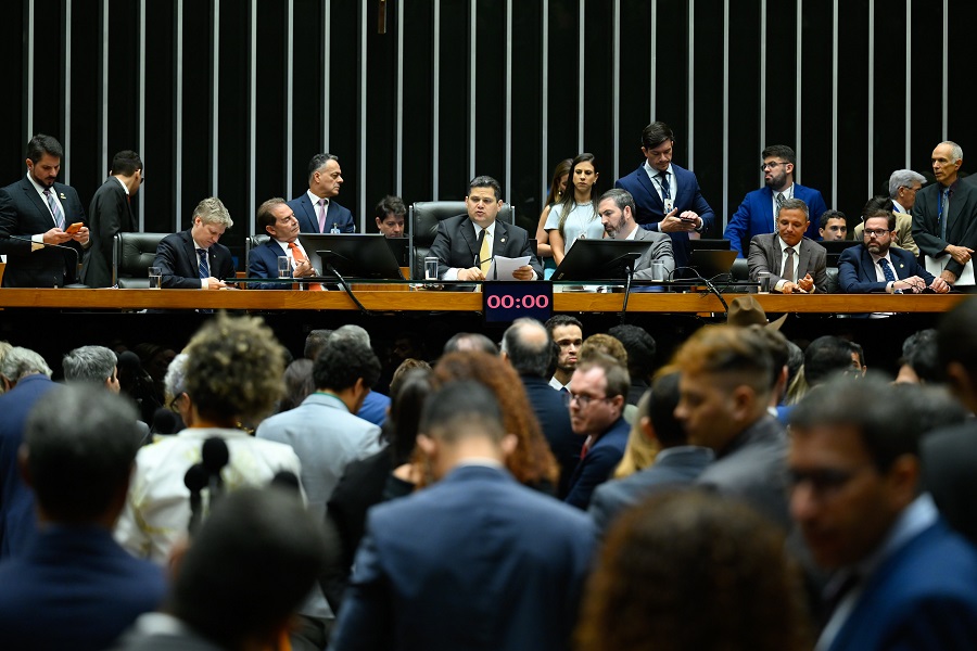 Câmara derruba veto e pode aliviar penas de golpistas