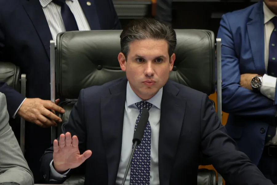 Câmara dos Deputados enfrenta semana crucial para PEC do fim da escala 6x1 sem avanço no relatório