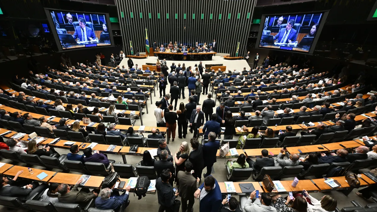 Câmara dos Deputados acelera tramitação da PEC da jornada 6x1