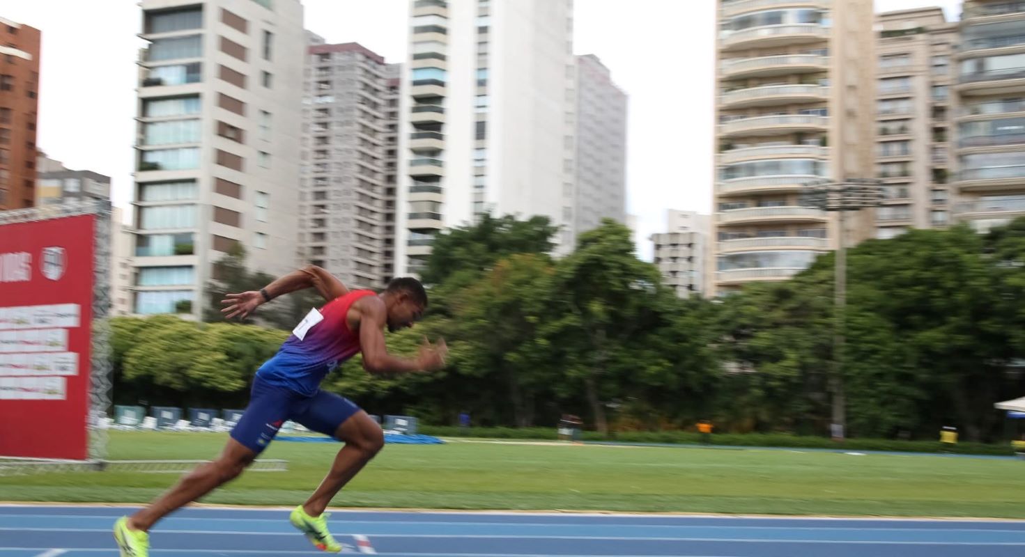 Caminhada inclinada ou corrida: qual treino vale mais a pena para você?