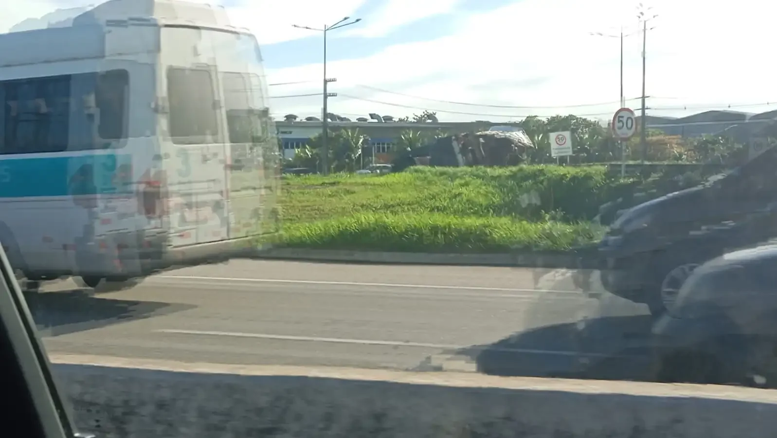 Caminhão tomba em viaduto de Parnamirim e causa interdição na BR-101