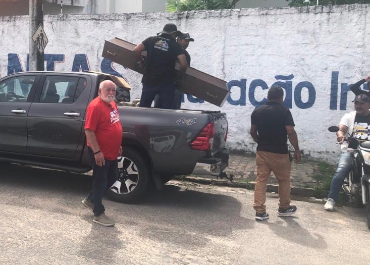 Caminhoneiros do RN declaram greve e levam caixão a sindicato patronal