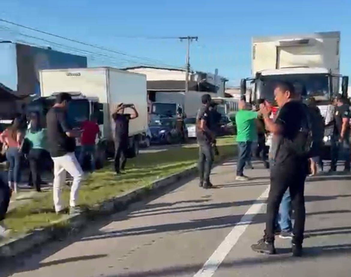 Caminhoneiros do RN iniciam greve e bloqueiam BR-101 em Parnamirim