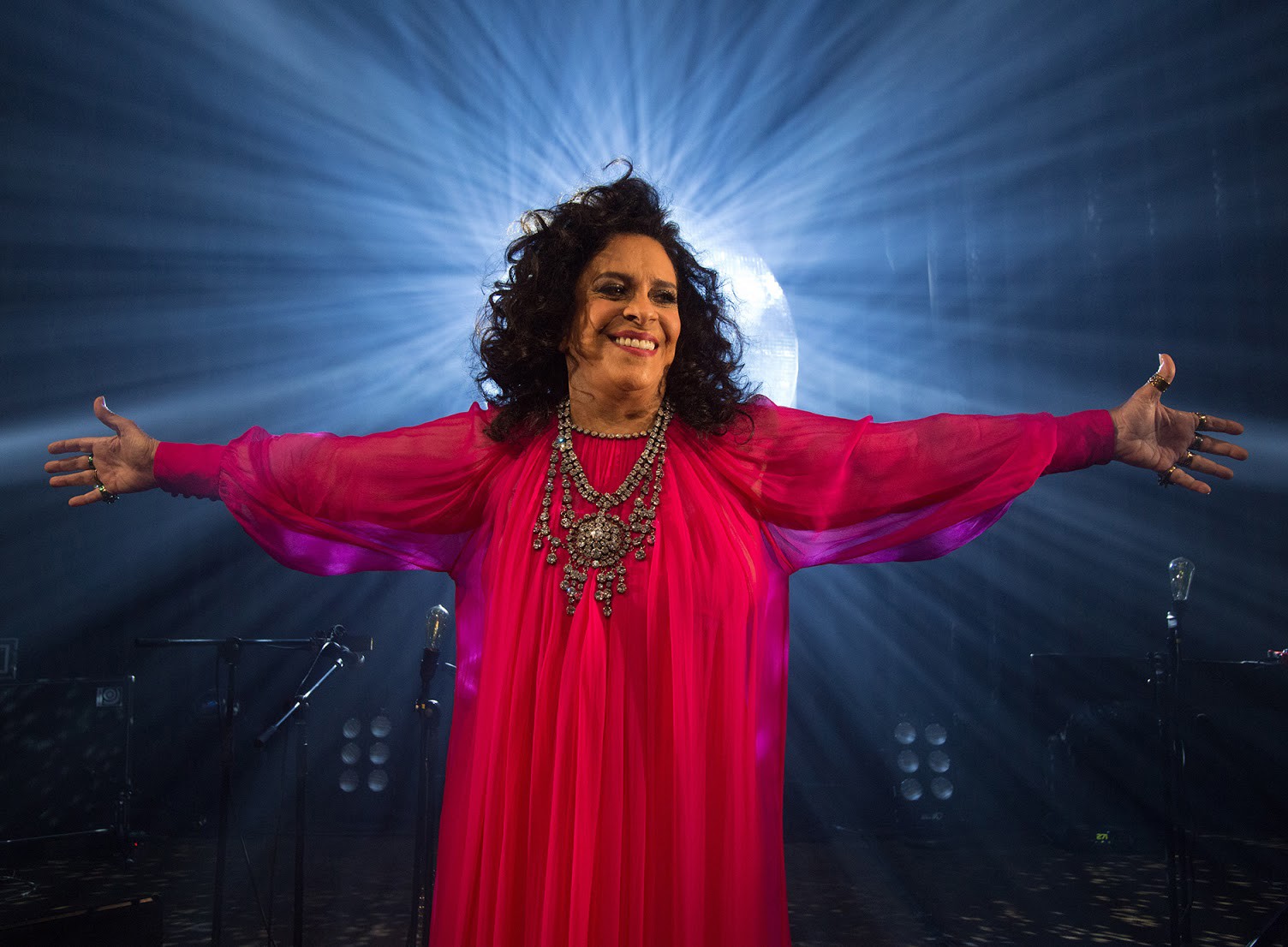 Álbum póstumo de Gal Costa eterniza show de voz e violão com cantos que 'parecem vir do céu'
