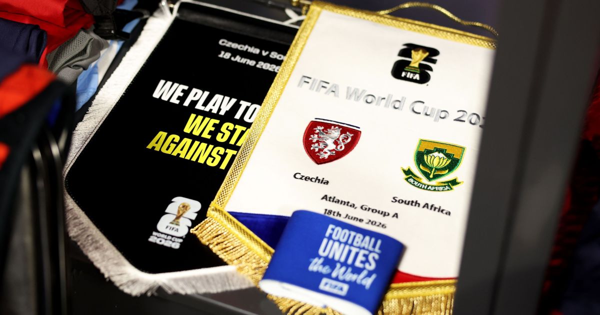 Capitães da Copa protestam contra o ódio em flâmulas