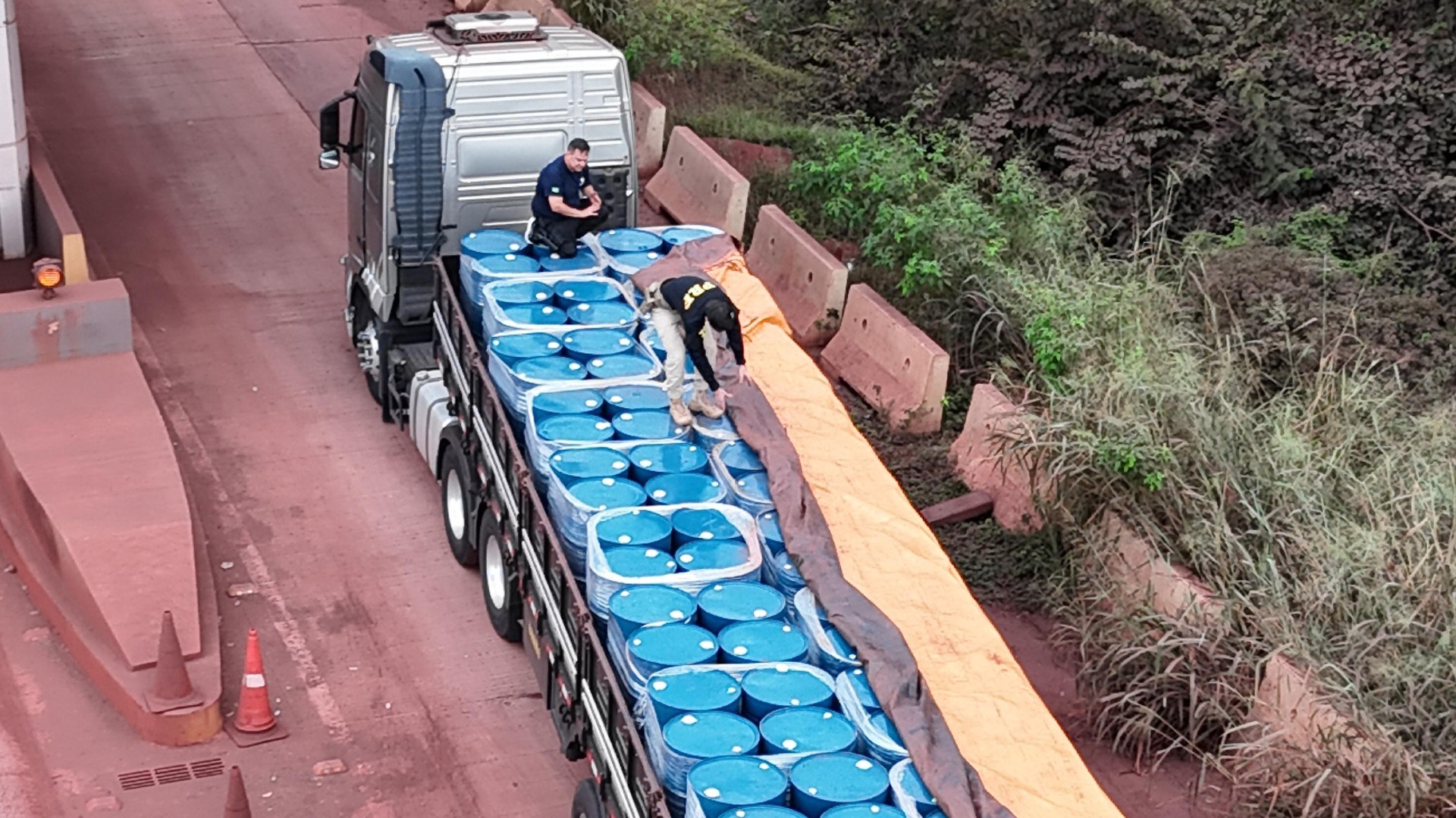 Receita Federal e PRF apreendem 20 toneladas de produto químico para refinar cocaína em Corumbá