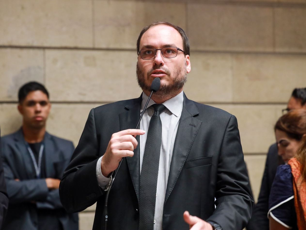 Carlos Bolsonaro critica estratégia de Flávio e diz que irmão “está mordendo a isca”