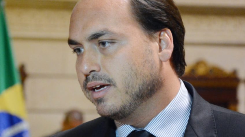 Carlos Bolsonaro justifica pré-candidatura ao Senado por Santa Catarina com frase "aqui eu renasci"