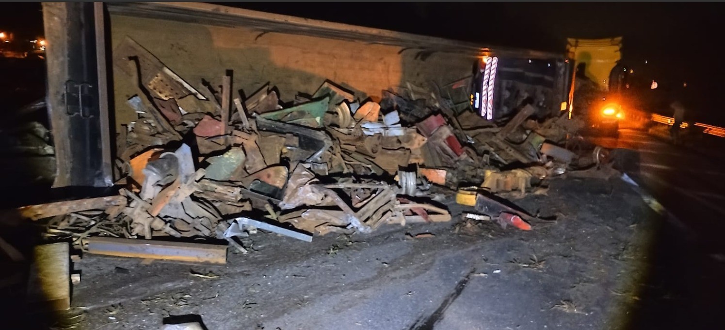 Carreta carregada com 29 toneladas de sucata tomba na Rodovia Dom Pedro I
