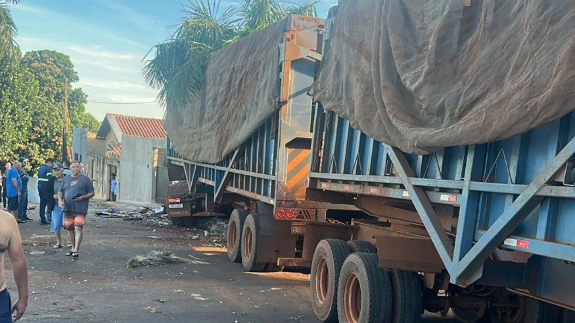 Carreta desgovernada invade casa em Capinópolis, MG, após falha nos freios