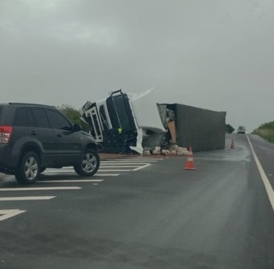 Carreta tomba e bloqueia BR-304 em Macaíba