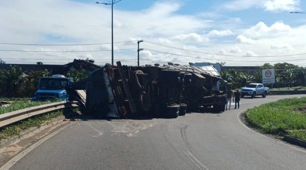 Carreta tomba em viaduto e bloqueia BR-101 e BR-304 na Grande Natal