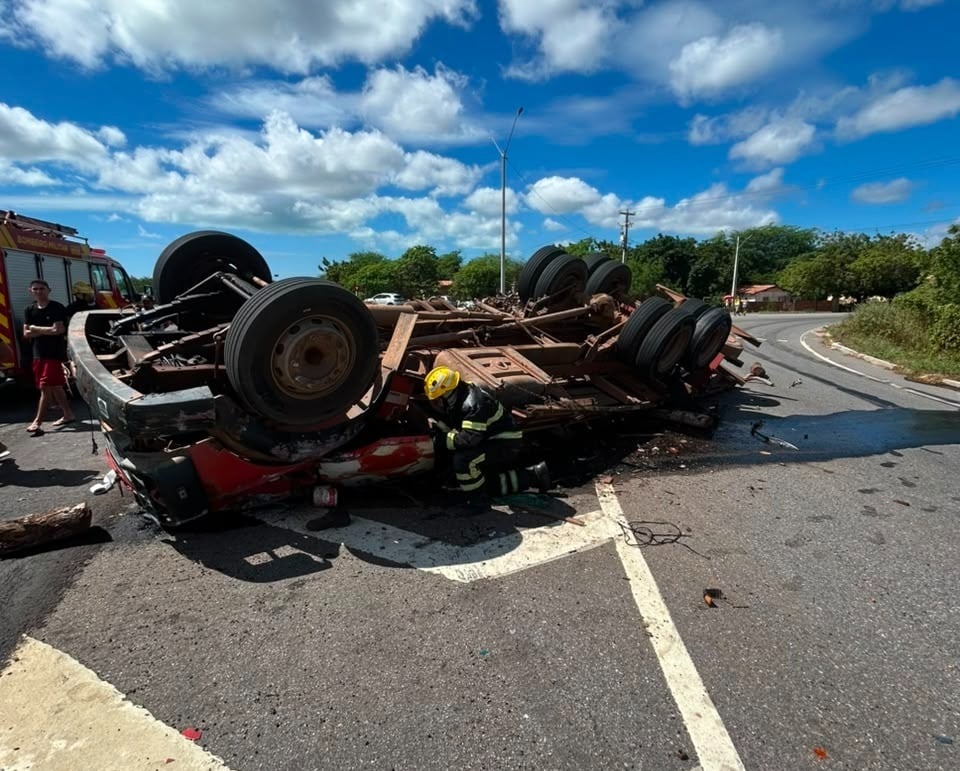 Carreta tomba na BR-110 e deixa vítima presa às ferragens no Oeste do RN