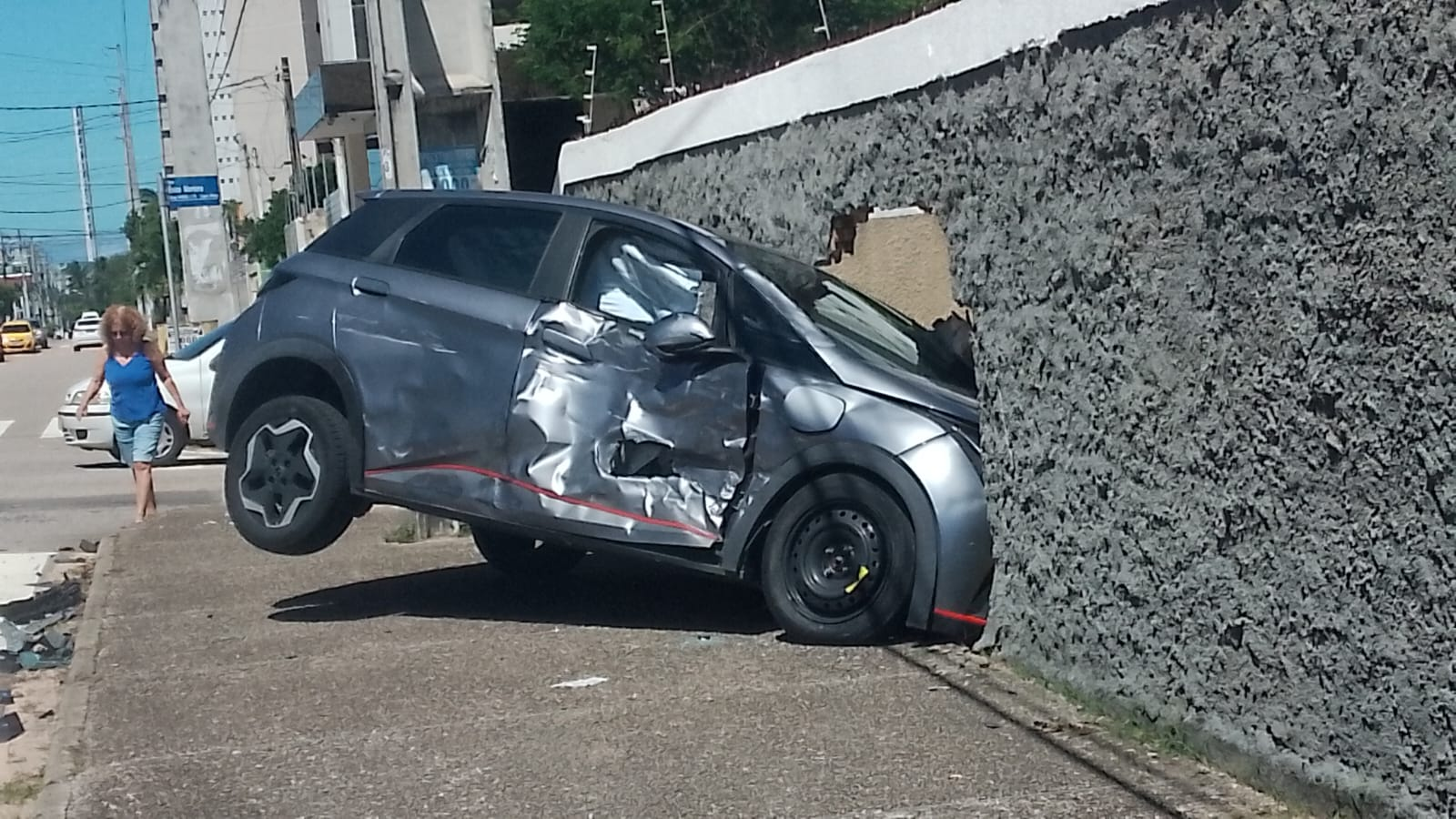 Carro atinge muro de condomínio após colisão em Capim Macio
