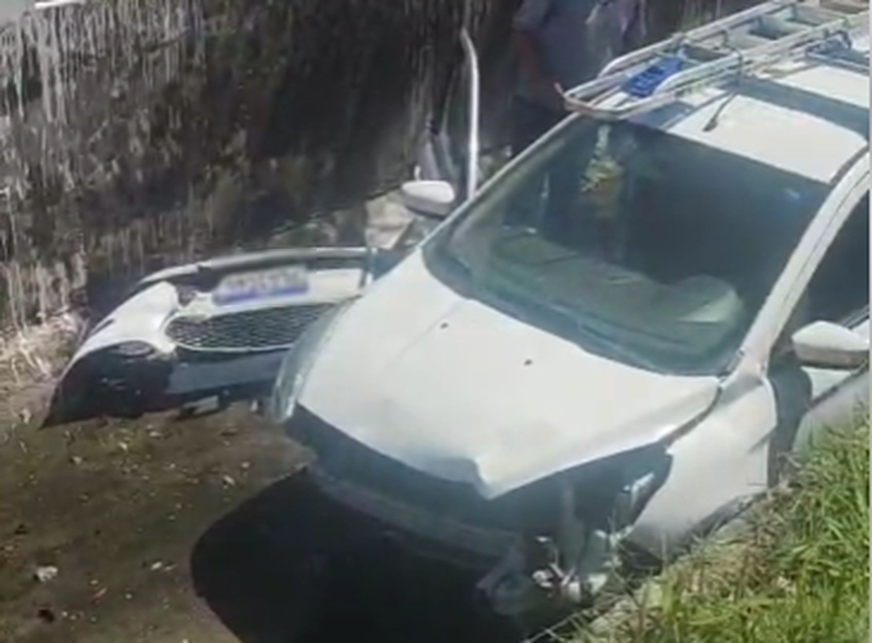 Carro cai em canal na Avenida Roosevelt Dantas e ocupantes escapam ilesos