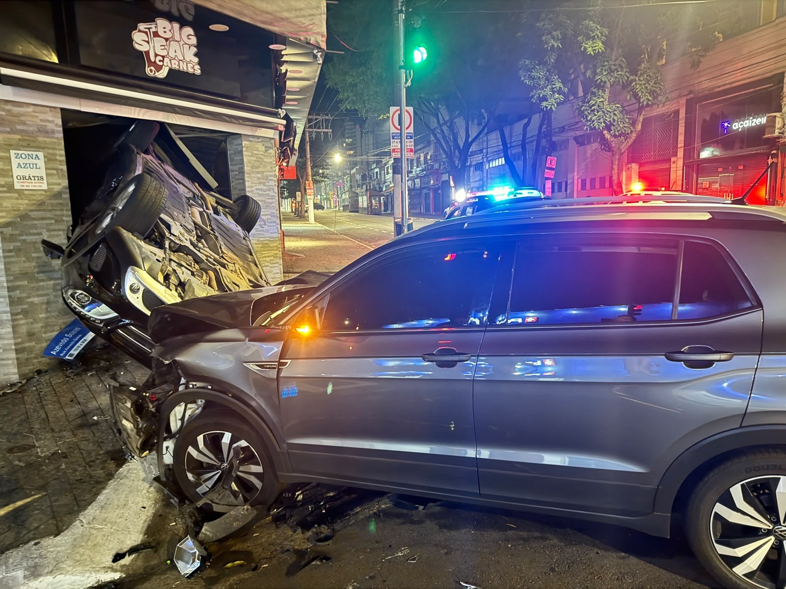Carro capota e invade açougue no Tatuapé após violenta colisão