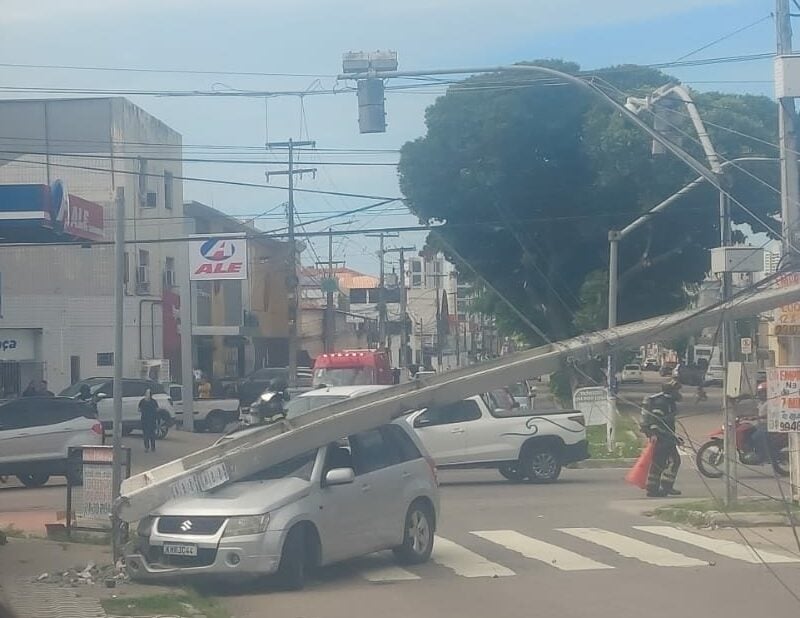 Carro colide com poste no Alecrim e interrompe energia para 4 mil unidades consumidoras