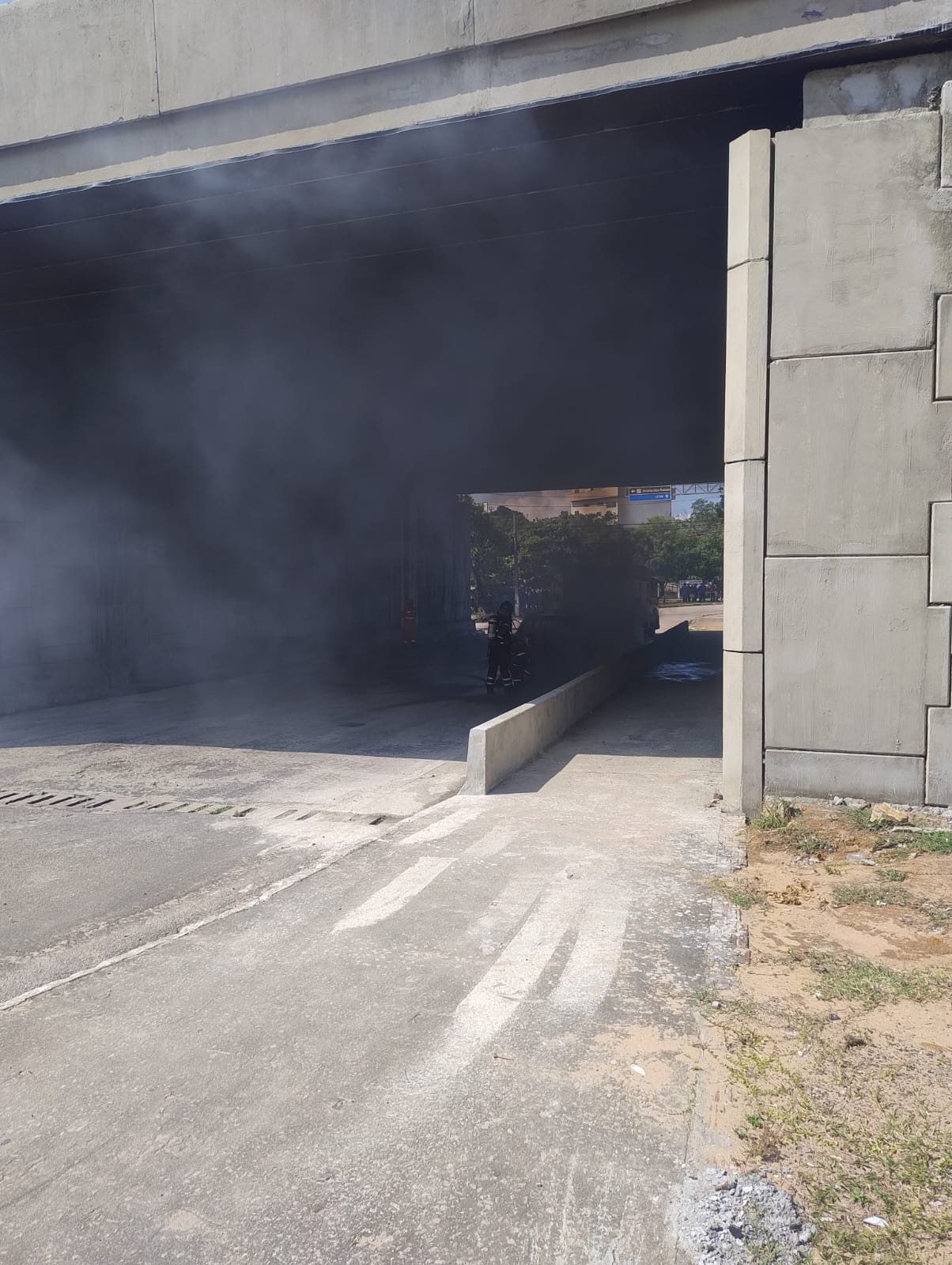 Incêndio destrói veículo no túnel da UFRN em Natal