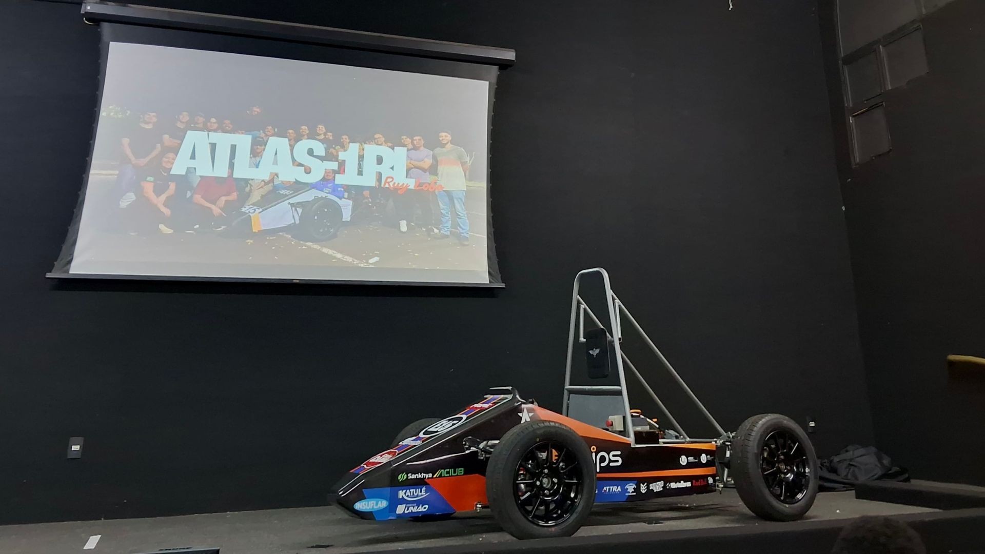 Estudantes da UFU apresentam carro elétrico para disputa na Fórmula SAE Brasil