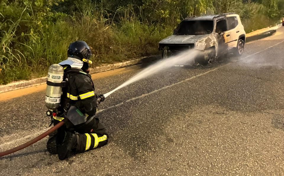 Carro pega fogo na Avenida Prudente de Morais, em Natal