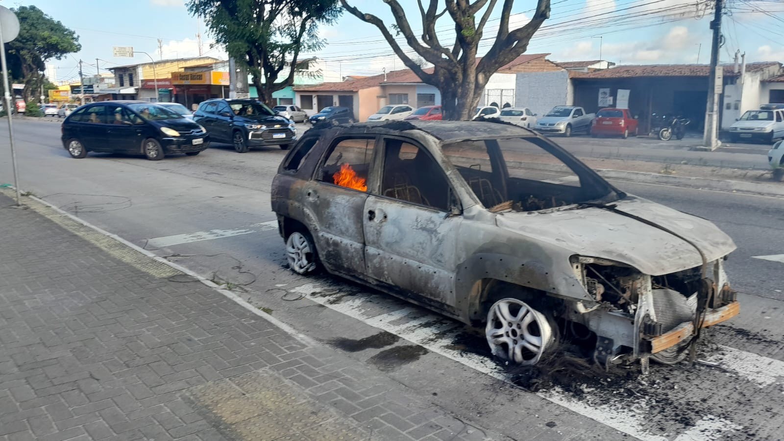 Incêndio destrói veículo no túnel da UFRN em Natal