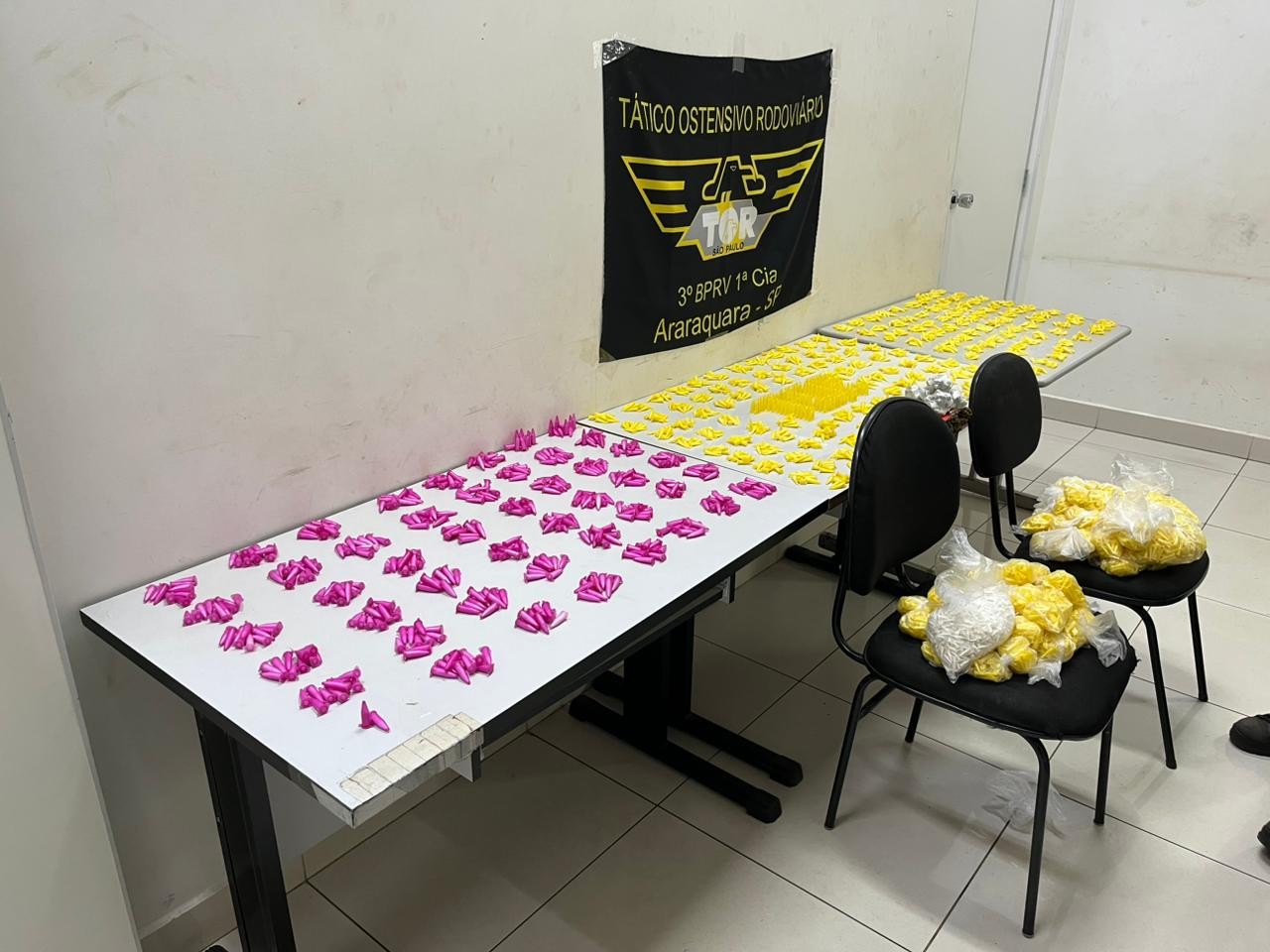 Casal é preso com mais de 9 mil pinos de cocaína em pedágio na SP-255