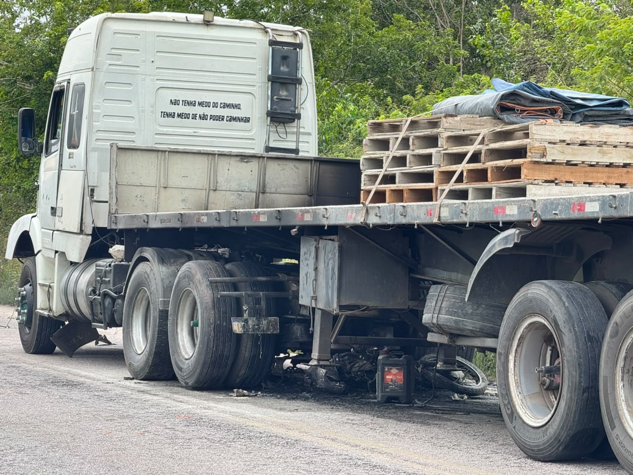 Casal morre após moto ser atingida e arrastada por caminhão no RN