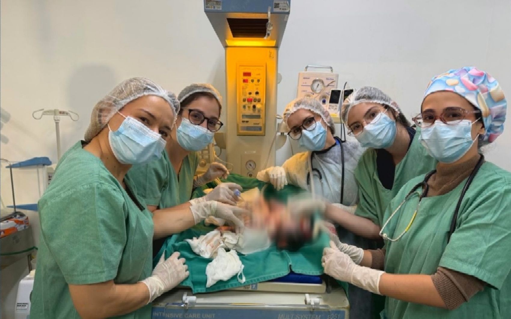 Bebês siameses unidos pelo abdômen nascem em Goiânia e aguardam cirurgia complexa