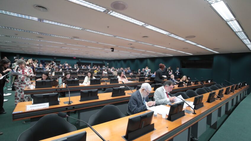 CCJ da Câmara obriga planos de saúde a cobrir exames nutricionais
