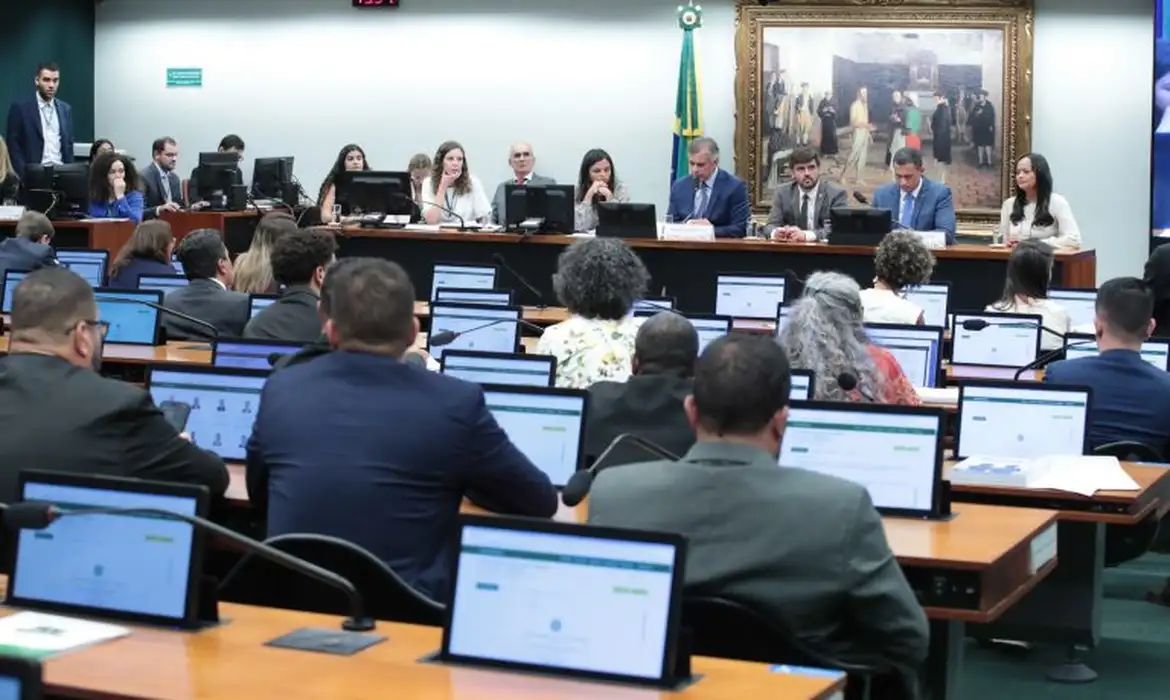 CCJ da Câmara adia análise de PEC sobre redução da maioridade penal