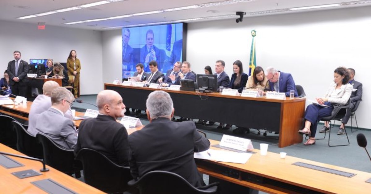 CCJ da Câmara adia votação de PEC que reduziria maioridade penal