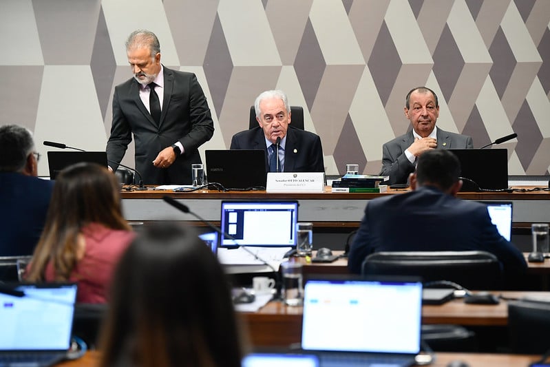 CCJ do Senado conclui votação da PEC que propõe o fim da escala 6x1