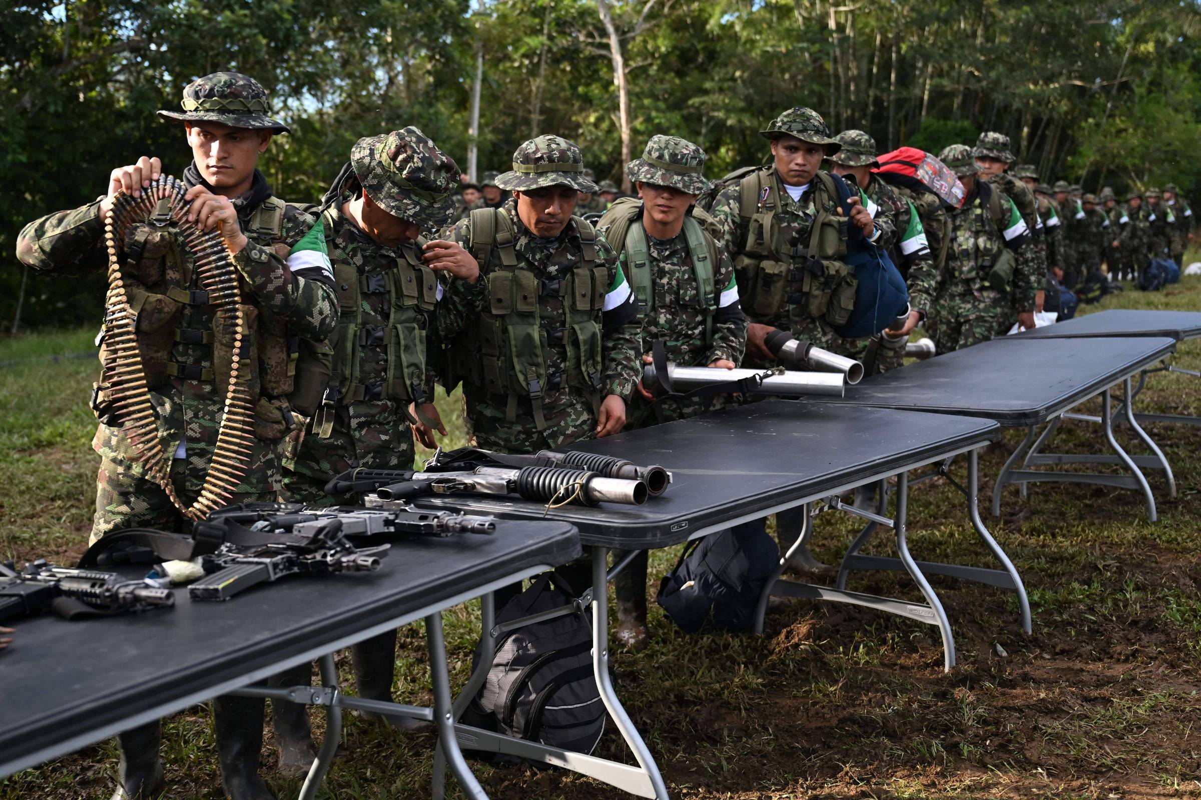 Cem guerrilheiros entregam armas em acordo com Petro na Colômbia