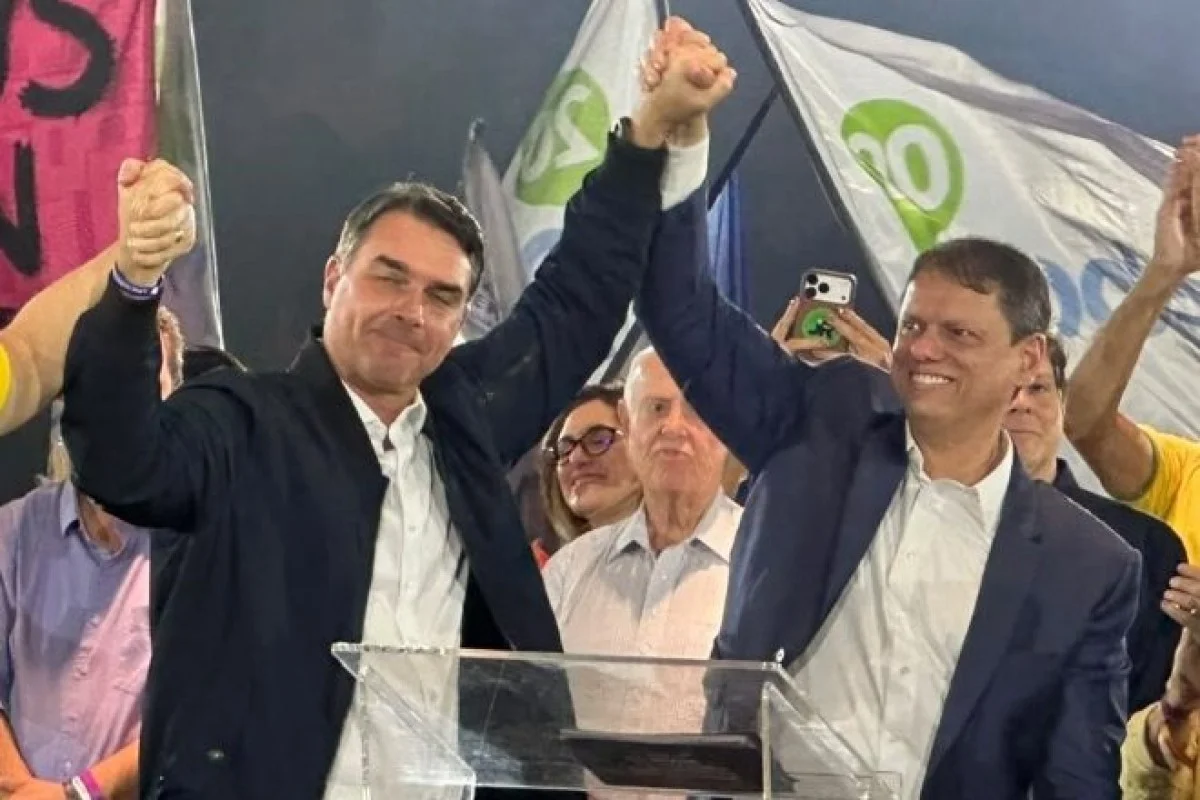 Cenário político revela distanciamento entre Tarcísio de Freitas e Flávio