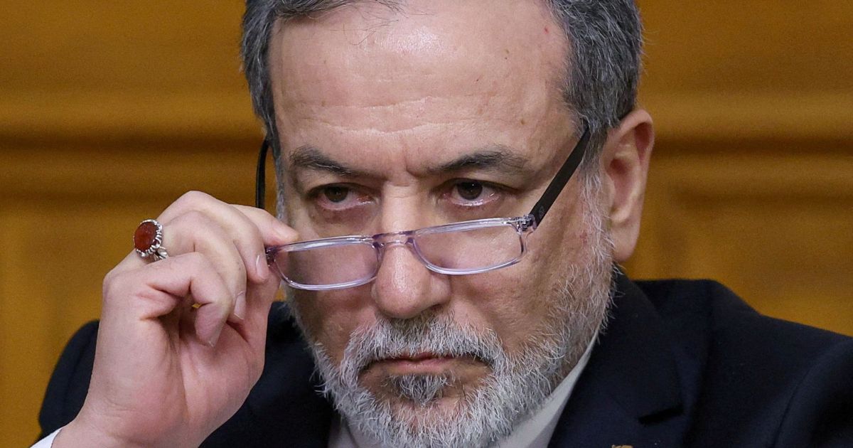 Abbas Araghchi busca mediação em Omã para aliviar tensões no Estreito de Ormuz