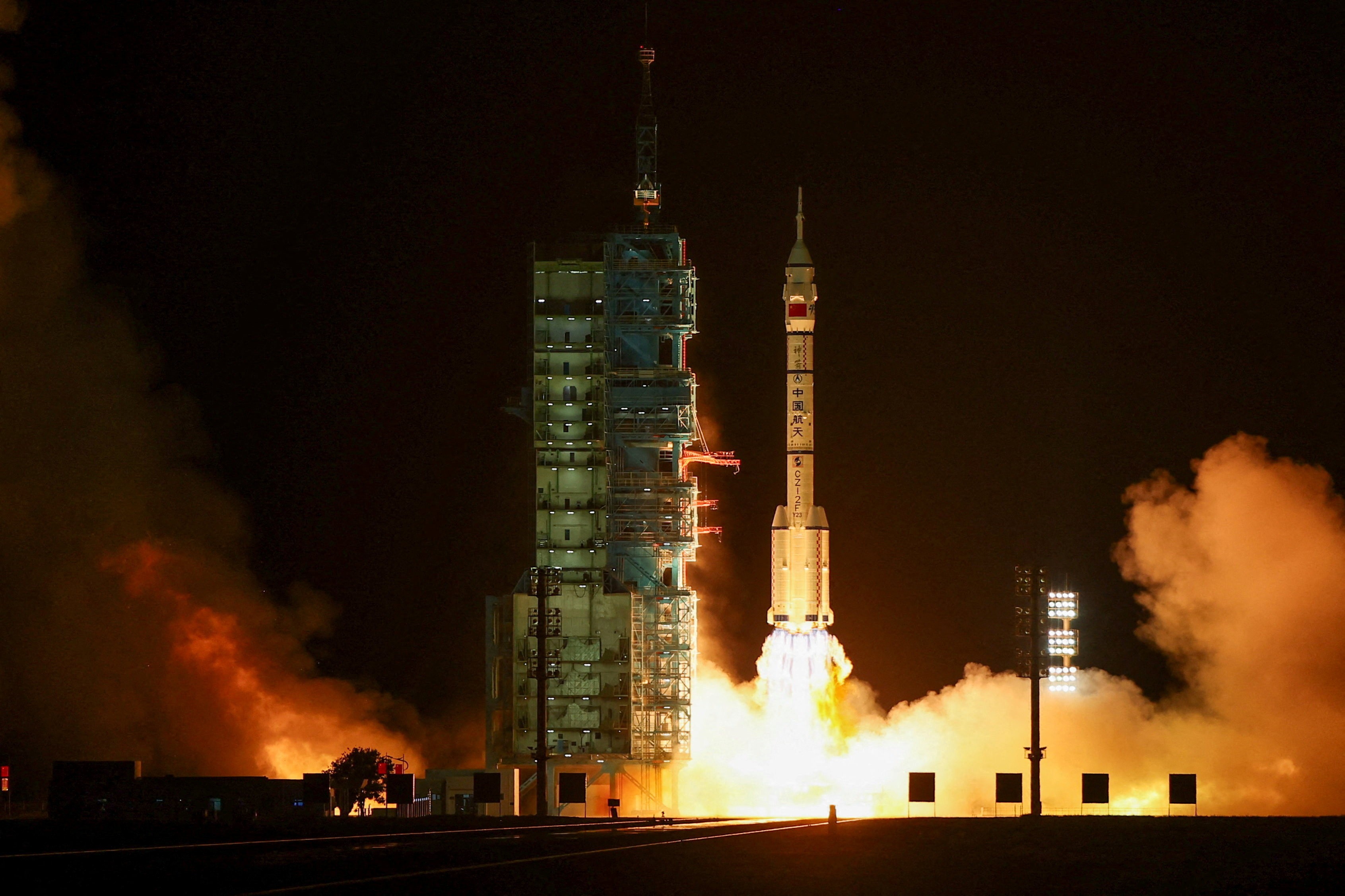 China lança nova missão espacial com foco em preparativos para a Lua